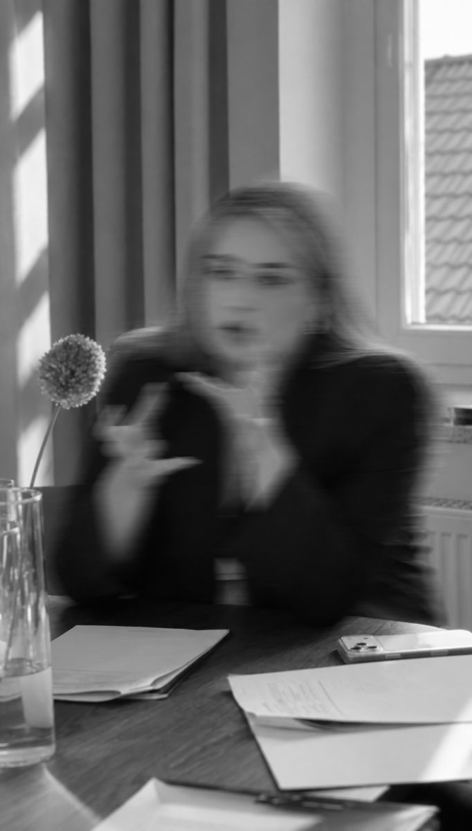 Natalia w trakcie konsultacji przy stole