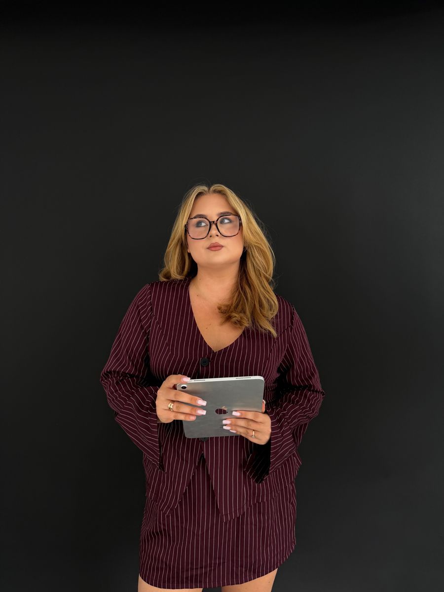Natalia Zakielarz-Błądek w okularach z tabletem