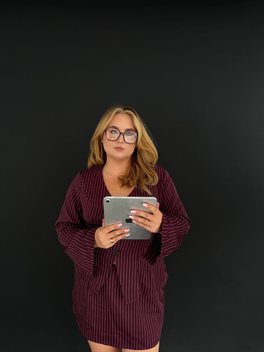 Natalia z tabletem w bordowym kostiumie